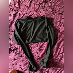 black athletic shirt